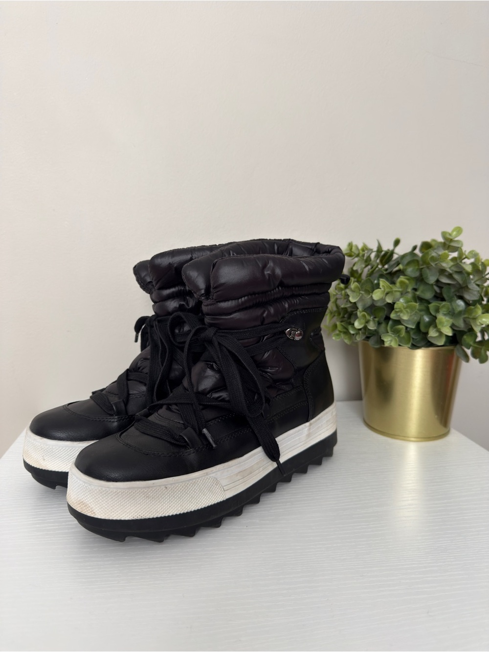 Noize Emmi Black Puffer Winter Boots - size 7